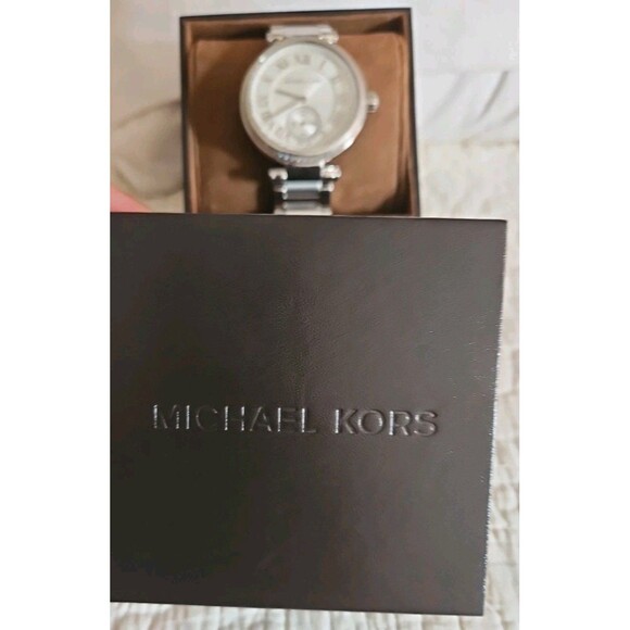 NEW Michael Kors Skylar SilverTone Roman Numeral Dial Stainless Steel Watch - Picture 4 of 10